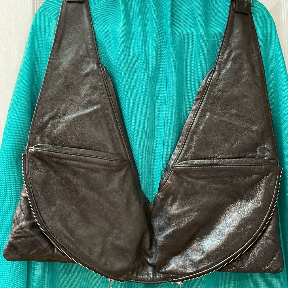Black leather EES (extra expandable squared) SASH bag